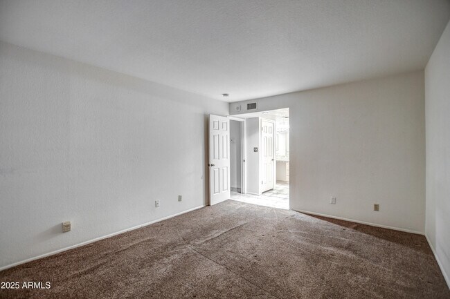 Building Photo - 4303 E Cactus Rd