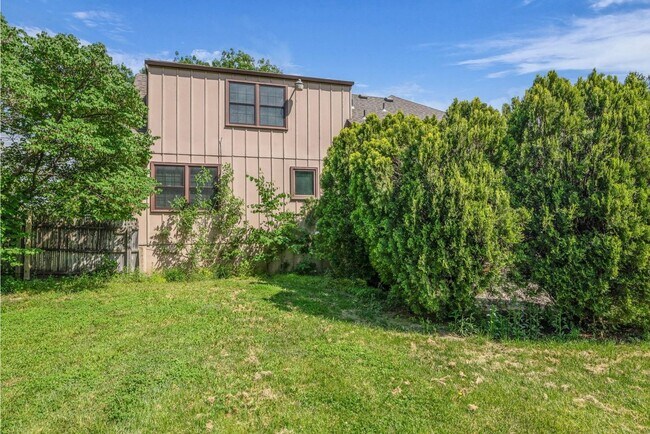 Building Photo - 405 S Montclaire Dr