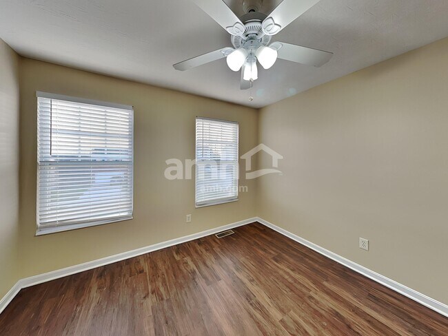 Building Photo - 10204 Meadow Glen Dr