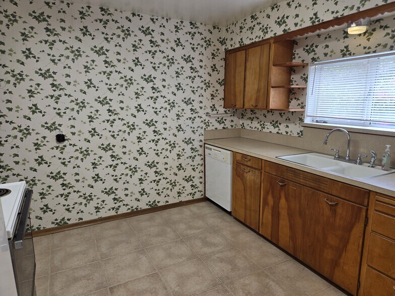 Kitchen Cupboards - 4005 N 24th St