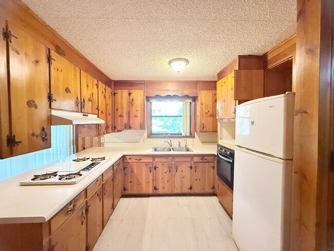 Building Photo - Charming All Brick Home - Spacious Backyard