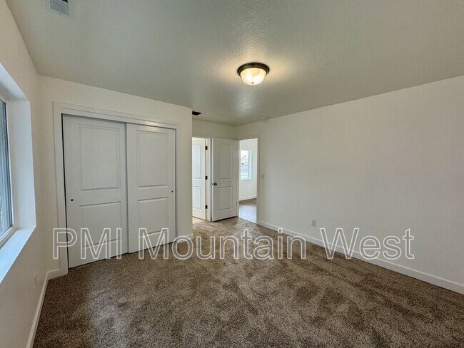 Building Photo - 805 W 510 S