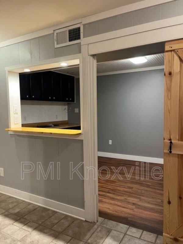 Building Photo - 612 W Meadecrest Dr