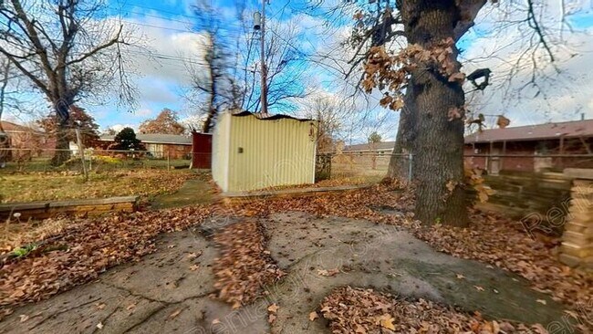 Building Photo - Large yard 3/1 just of Douglas!