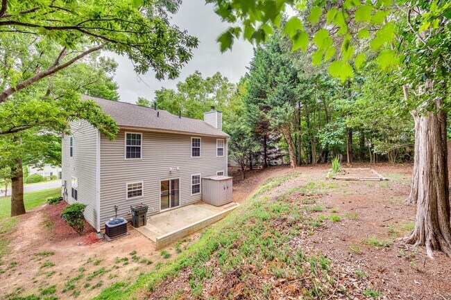 Building Photo - Beautiful, well maintained home in the hea...