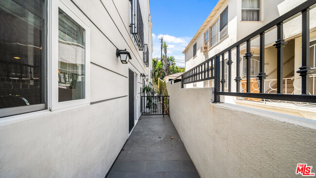 Building Photo - 1529 S Beverly Dr