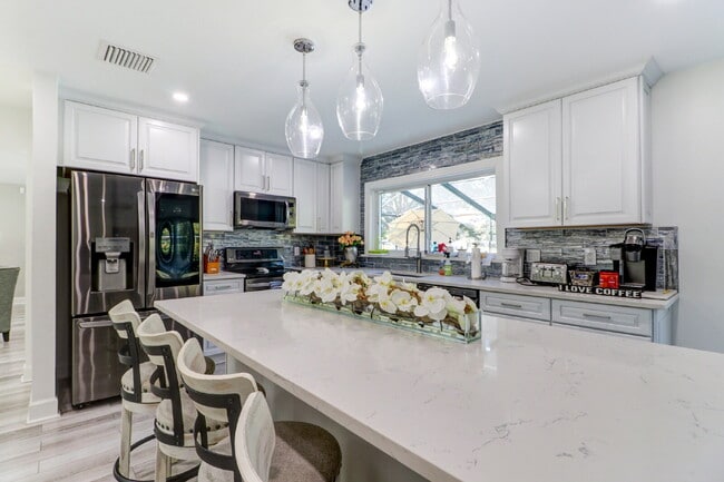 Building Photo - Fully Furnished 4-Bedroom Pool Home with Golf Course Views in Northdale
