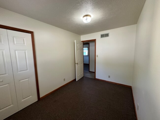 Building Photo - 501 S Apple Rd