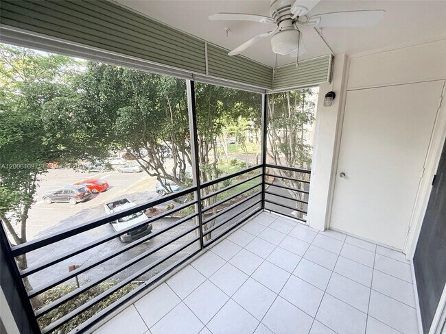 Building Photo - 1400 St Charles Pl