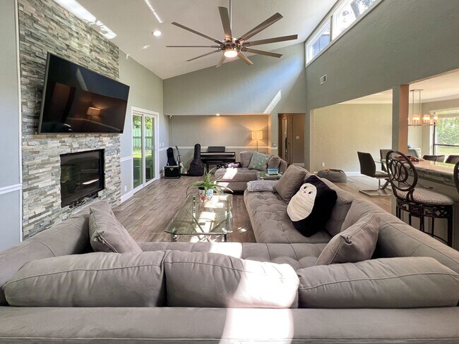 Building Photo - 3BR/2BA POOL HOME in SW Gainesville - avai...