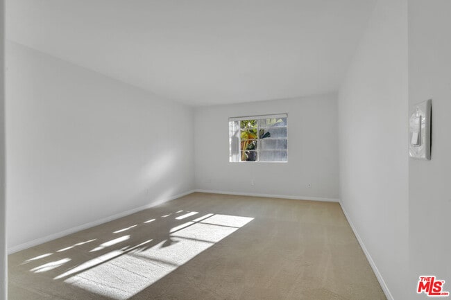 Building Photo - 2050 S Bentley Ave