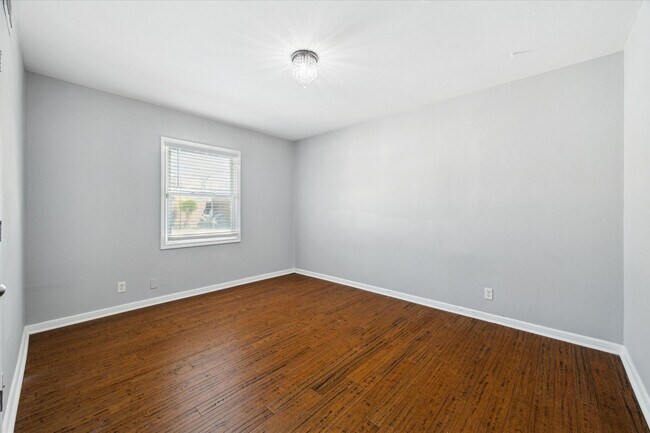 Building Photo - 1444 W 43rd St