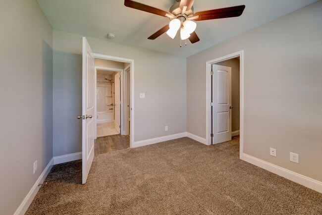Building Photo - Sharp 3 bed 2 bath with Bonus room and nice fenced yard.