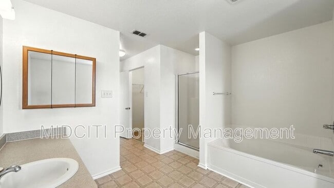 Building Photo - 209 Hinge Loop