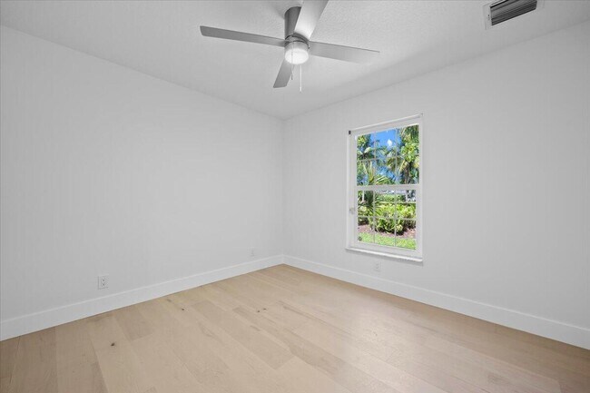 Building Photo - 204 Clocktower Dr