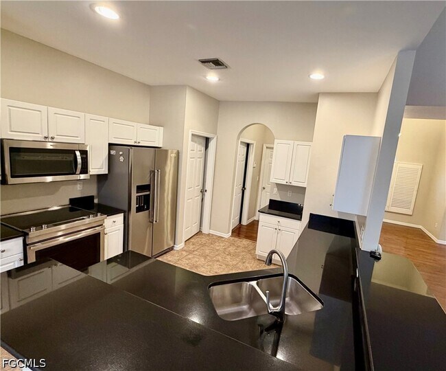 Building Photo - 1466 Argyle Dr