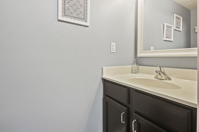 Building Photo - Bright & Spacious 3-Bedroom, 2 Full & 2 Half Bath in New Market