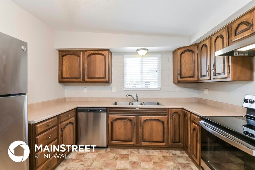 Building Photo - 8601 E Mormon Dr