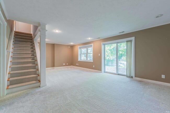 Building Photo - 657 E Heather Dr