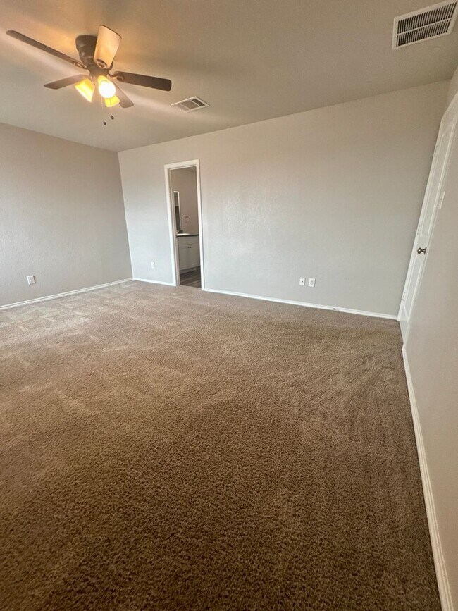 Building Photo - AVAILABLE IN BULVERDE!  In Hidden Trails S...