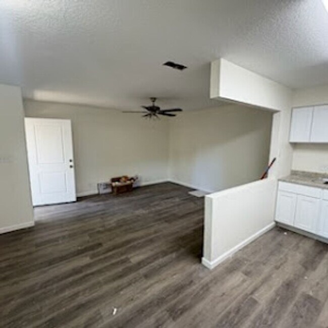 Building Photo - Beautiful newly remodeled 2/1 apartment!