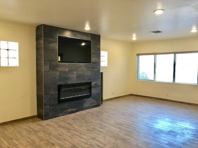 Building Photo - Gorgeous fully remodeled in Central Tucson - Pre Lease August 2026
