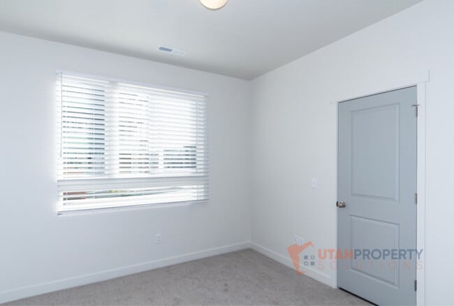 Building Photo - 1057 W 400 S