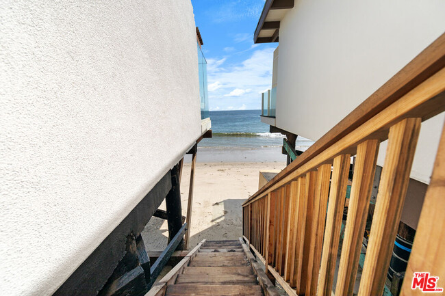 Building Photo - 27060 Malibu Cove Colony Dr
