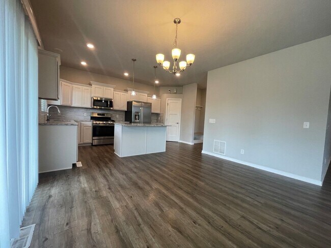 Building Photo - Large Home in Bellevue for Rent!