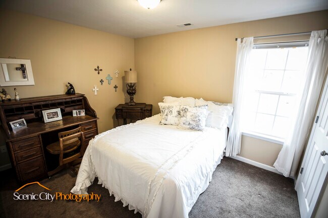 Building Photo - 1914 Dupont St