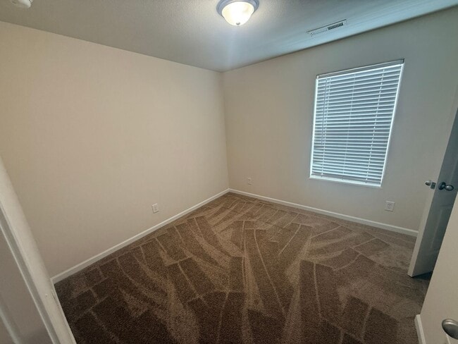 Building Photo - Beautiful townhome minutes from uptown