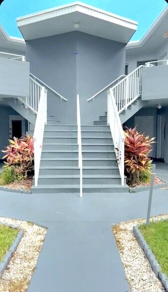 Building Photo - 1723 NE Miami Gardens Dr