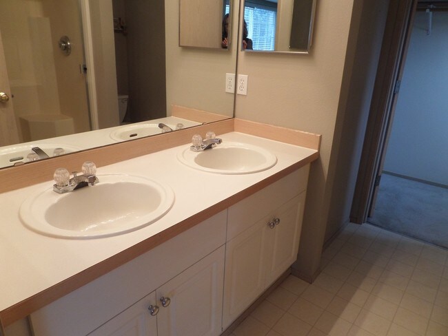 Building Photo - Large 3-Bedroom House w/New Carpet in Grea...