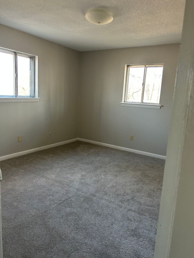 Building Photo - Cozy duplex minutes away from Gunbarrel Rd...