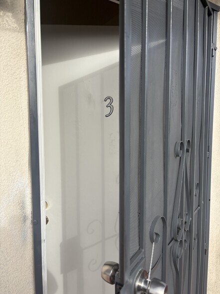 Building Photo - 533 Hyde Park Pl