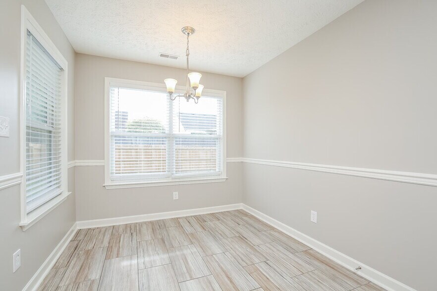 Building Photo - 1632 Beaconcrest Cir