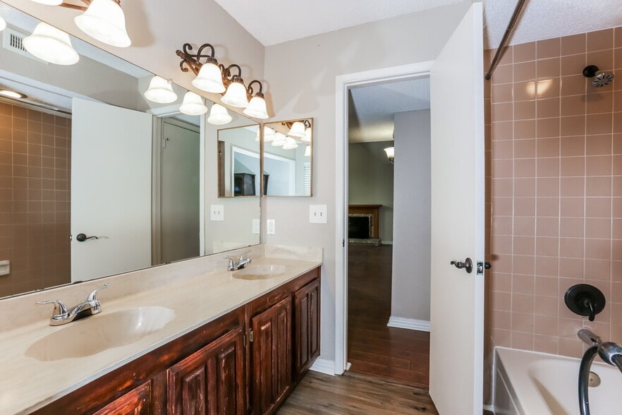 Building Photo - 511 Rosewood Ln