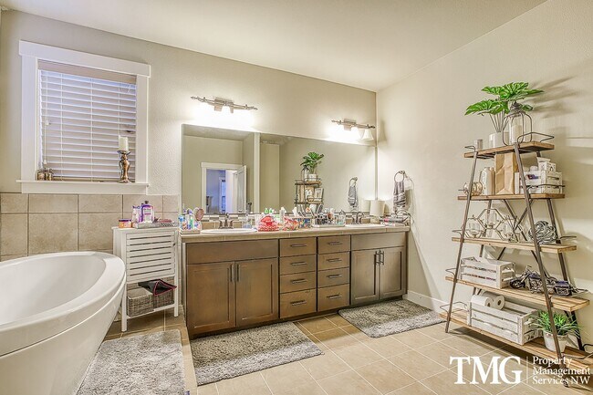 Building Photo - Spacious 4 BD Home with Private Backyard &...