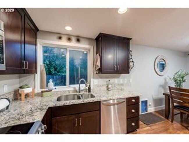 Building Photo - Stunning 5 bedroom home in desirable SW PDX now available for long term lease!