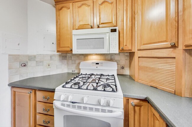 Building Photo - 2BD/1BA Takoma Park Condo in Elevator Building