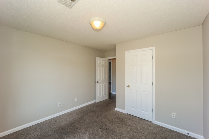 Building Photo - 6055 Yellowood Ct