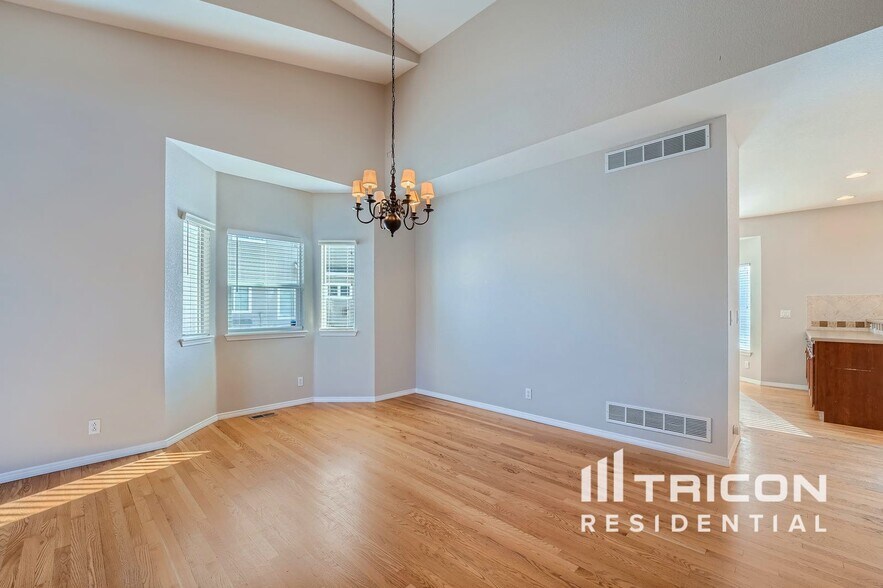 Building Photo - 1220 Sunset Way