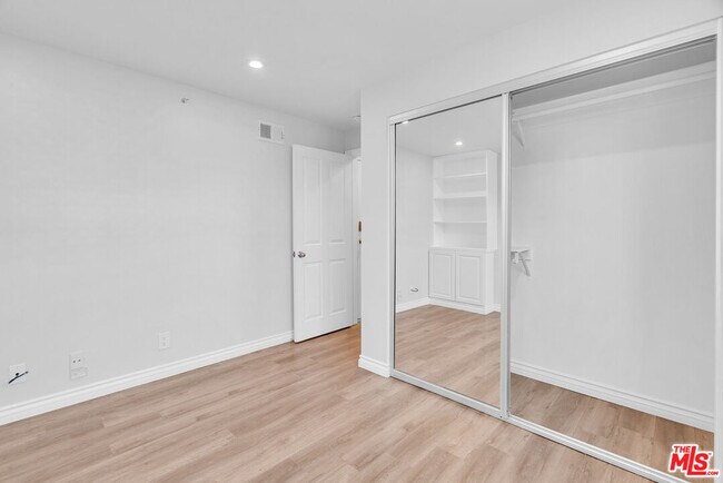 Building Photo - 119 E Beach Ave