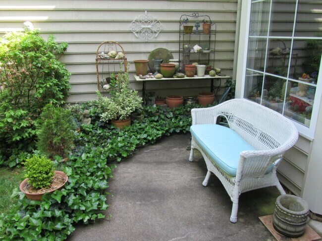 Building Photo - Lovely townhome in Forest Lakes South