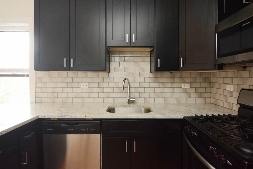 Building Photo - 2206 W Eastwood Ave