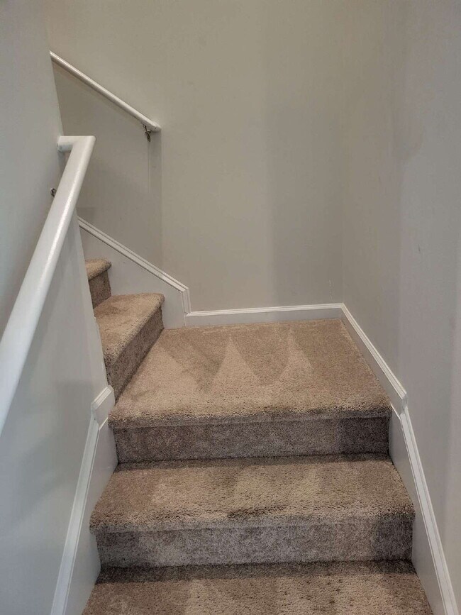 Building Photo - "Spacious Fully Furnished 4-Bedroom Townho...
