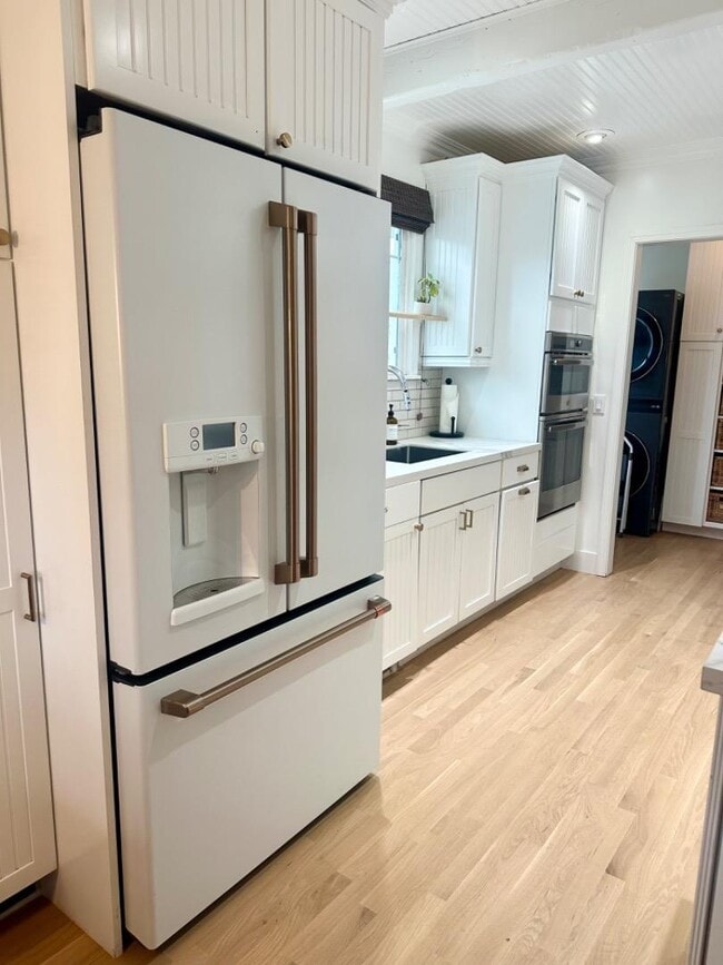 Building Photo - 456 King St