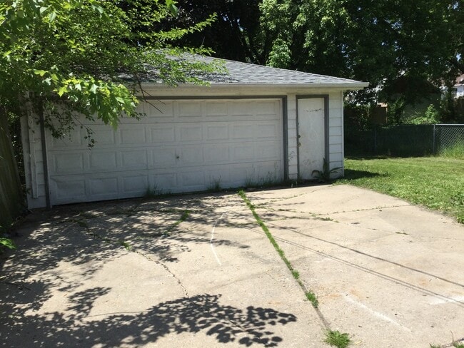 Building Photo - Spacious 4 BR Single Home