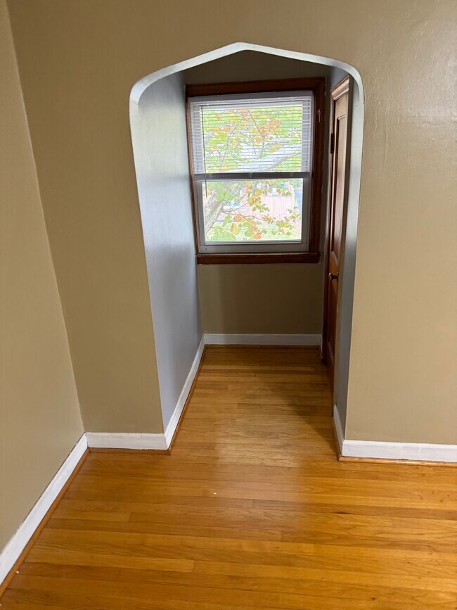 Building Photo - 7804 Banks St