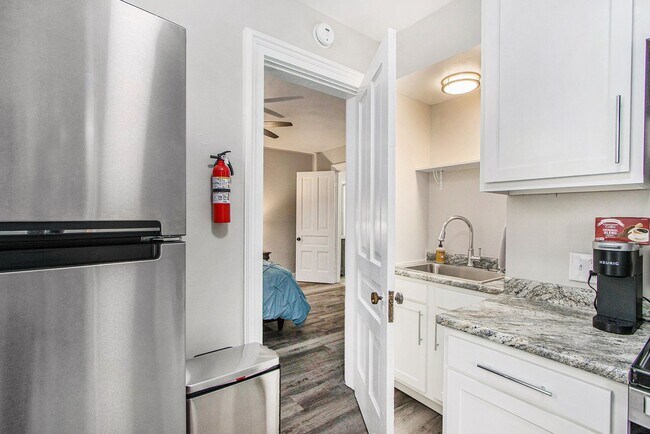 Building Photo - $1295 Tastefully furnished 1BR Apartment | All Utilities Paid + Deposit-Free Option!